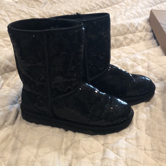 UGGS Women’s Short Sparkle Sequin - Picture 2 of 7